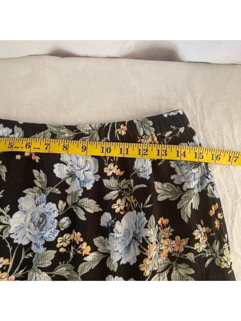 Black Floral Ruffle Mini Skirt Womens Medium Blue Rose - Picture 2 of 3